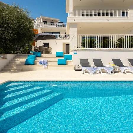 Beachfront Leonardo With Pool تروغير