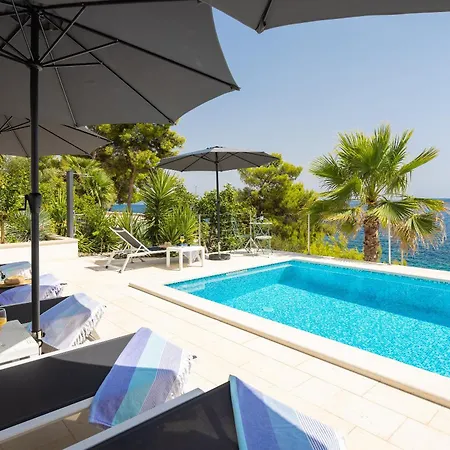 Beachfront Leonardo With Pool