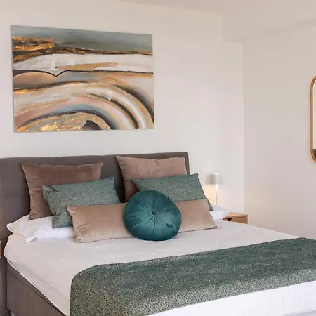 فيلة Beachfront Leonardo With Pool تروغير