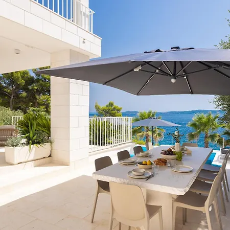 Beachfront Leonardo With Pool فيلة *