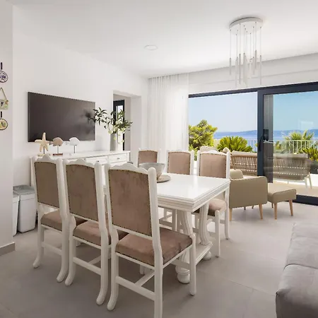 Beachfront Leonardo With Pool