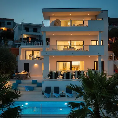 Beachfront Leonardo With Pool