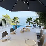 Vila Beachfront Leonardo With Pool *