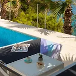 Beachfront Leonardo With Pool Vila *