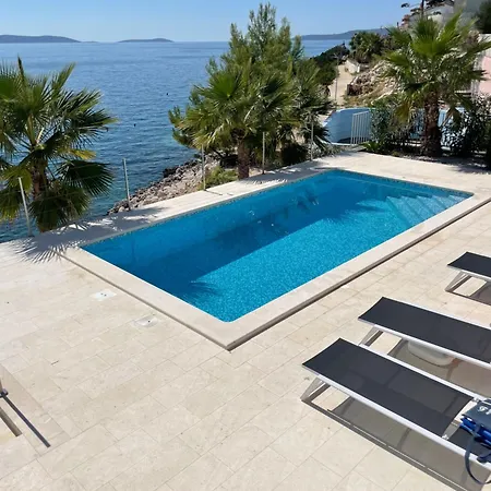 Villa Beachfront Leonardo With Pool