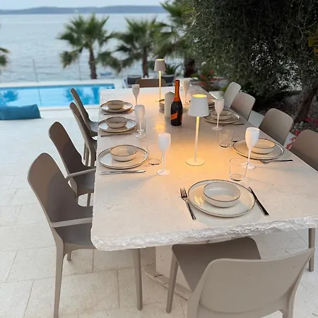 Beachfront Leonardo With Pool 트로기르