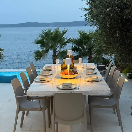 Beachfront Leonardo With Pool *