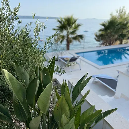 Beachfront Leonardo With Pool * 트로기르