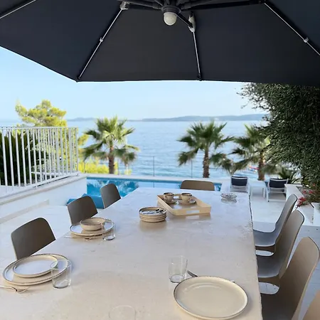 빌라 Beachfront Leonardo With Pool *