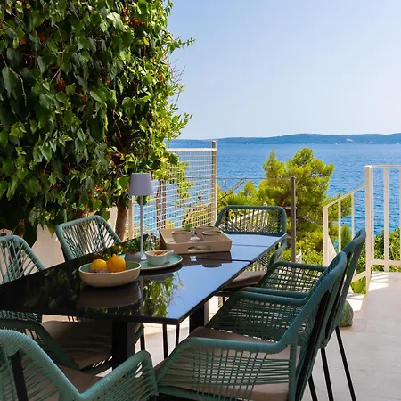 Beachfront Leonardo With Pool 트로기르