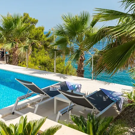 빌라 Beachfront Leonardo With Pool 트로기르