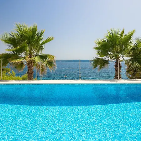 Beachfront Leonardo With Pool 트로기르