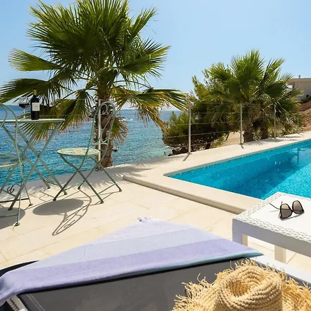 Beachfront Leonardo With Pool 빌라 트로기르