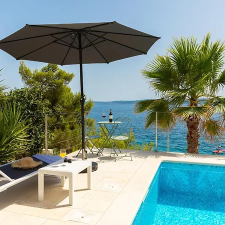 Beachfront Leonardo With Pool 빌라