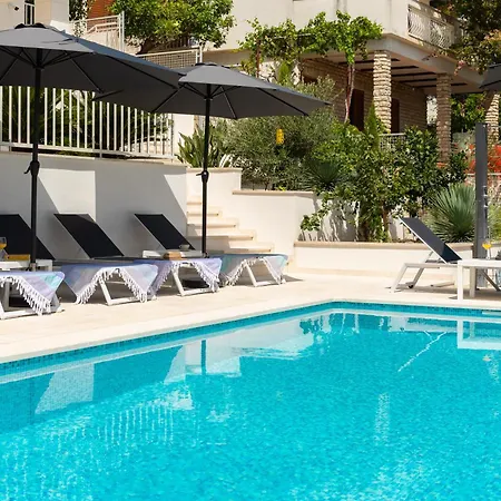 Beachfront Leonardo With Pool 빌라