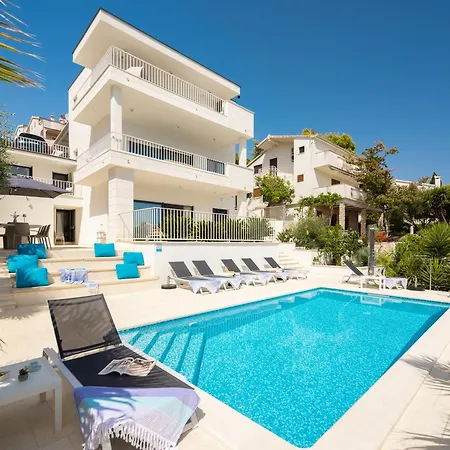 Beachfront Leonardo With Pool 빌라