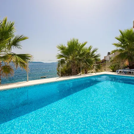 Beachfront Leonardo With Pool