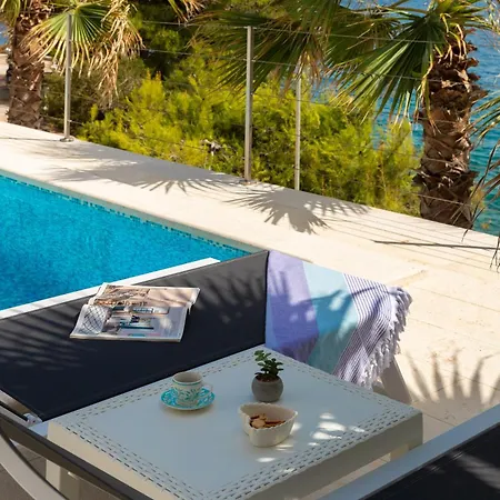 Beachfront Leonardo With Pool 빌라 *