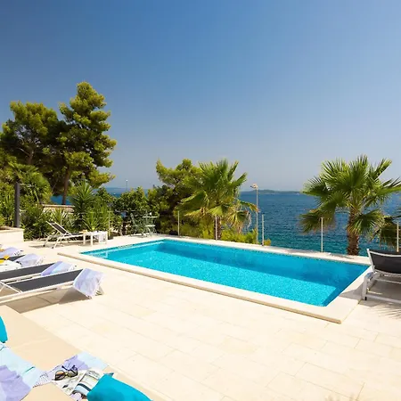 빌라 Beachfront Leonardo With Pool 트로기르
