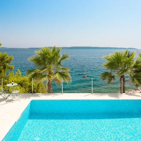 Beachfront Leonardo With Pool * 트로기르