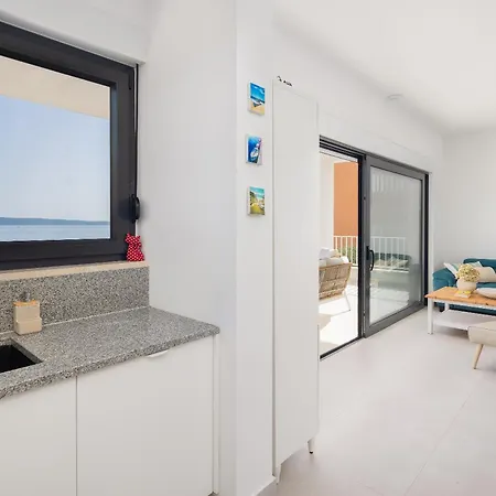 Beachfront Leonardo With Pool 빌라