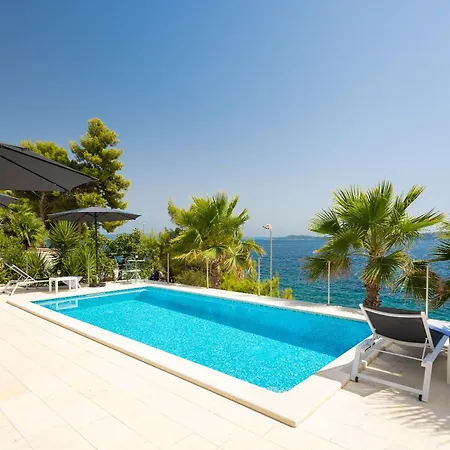 Beachfront Leonardo With Pool 빌라 *