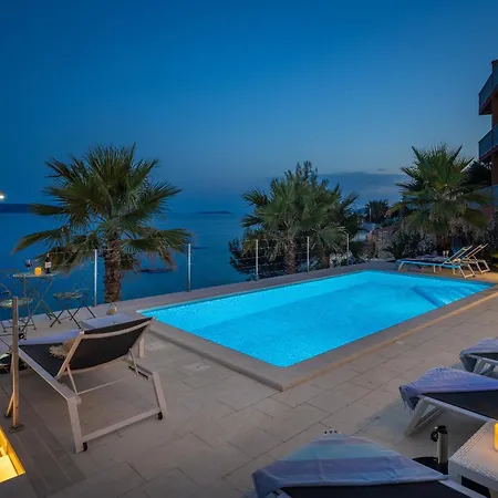 Beachfront Leonardo With Pool 빌라 트로기르