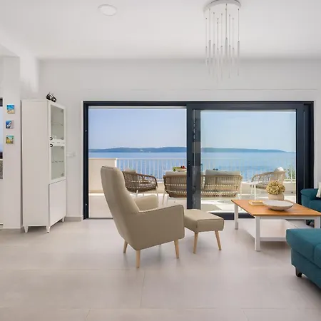 Beachfront Leonardo With Pool 트로기르