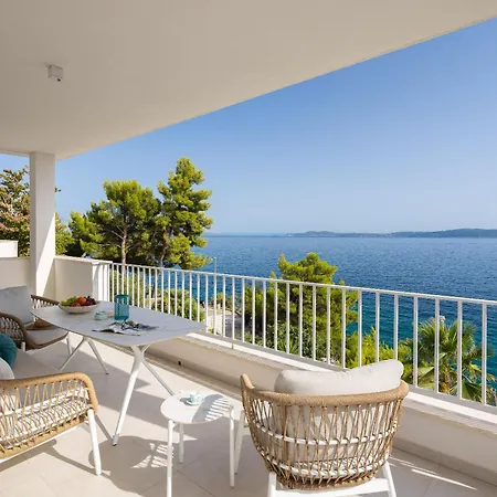 Beachfront Leonardo With Pool 빌라 트로기르
