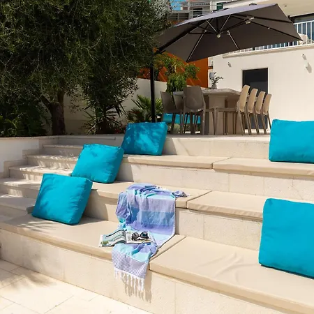 Beachfront Leonardo With Pool * 트로기르