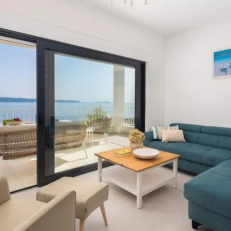 Beachfront Leonardo With Pool 빌라