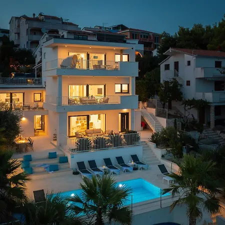Beachfront Leonardo With Pool 빌라 *