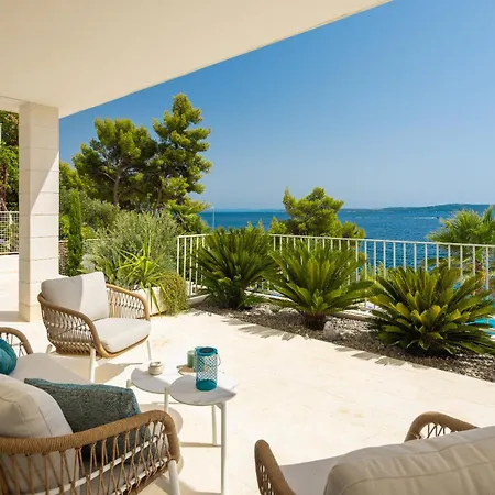 Beachfront Leonardo With Pool 트로기르