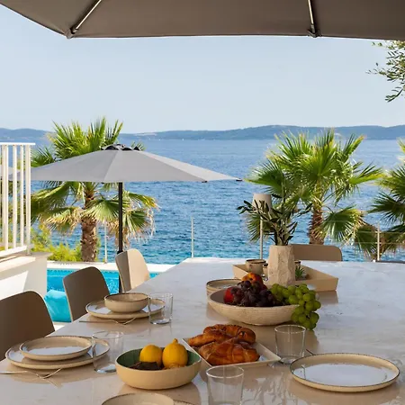 빌라 Beachfront Leonardo With Pool