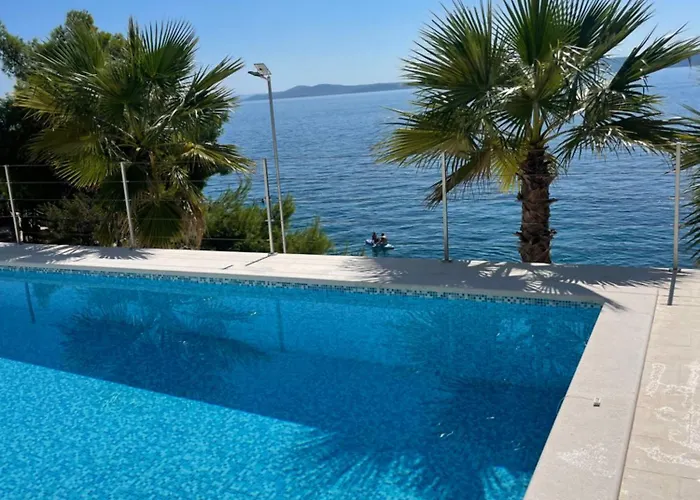 Villa Beachfront Leonardo With Pool *