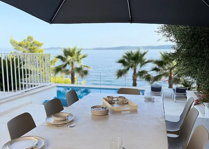 Villa Beachfront Leonardo With Pool *