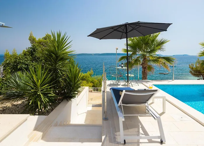 Beachfront Leonardo With Pool *