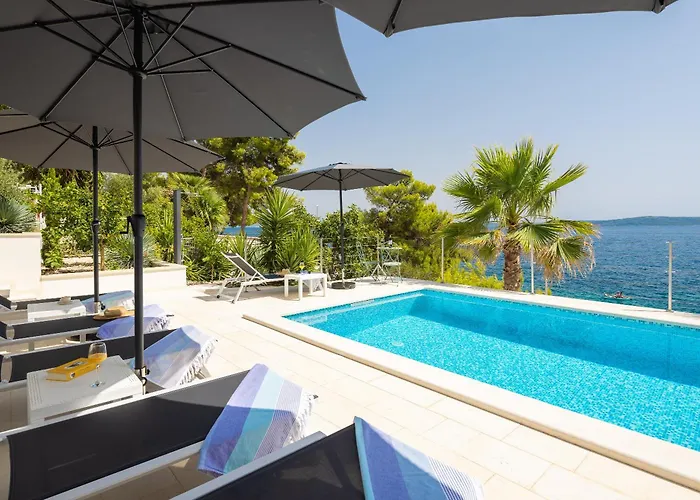 Beachfront Leonardo With Pool