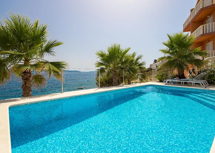 Beachfront Leonardo With Pool