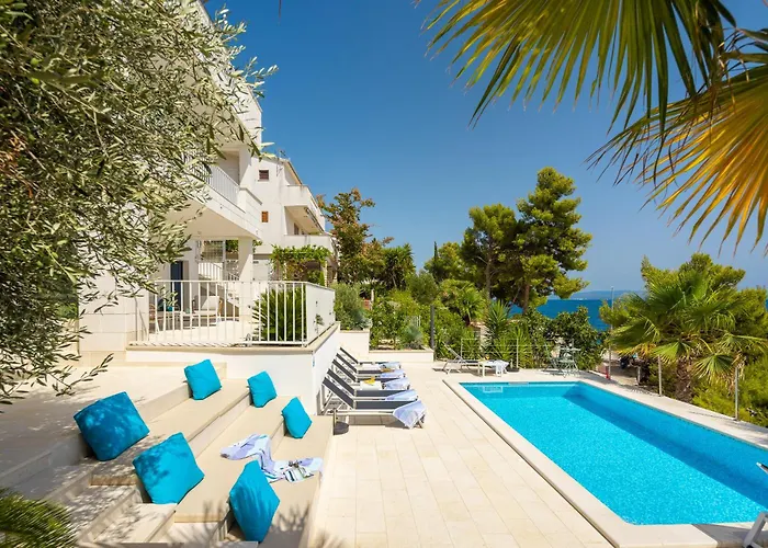 Beachfront Leonardo With Pool