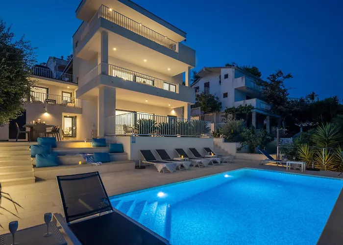 Beachfront Leonardo With Pool