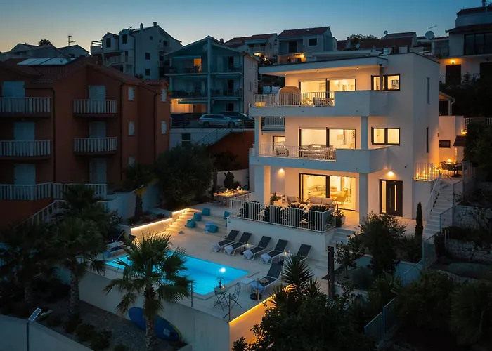 Beachfront Leonardo With Pool