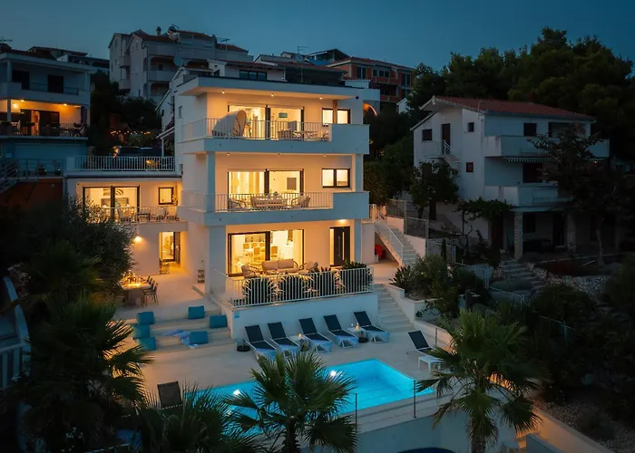 Beachfront Leonardo With Pool Villa *