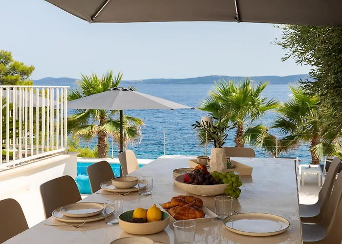 Villa Beachfront Leonardo With Pool