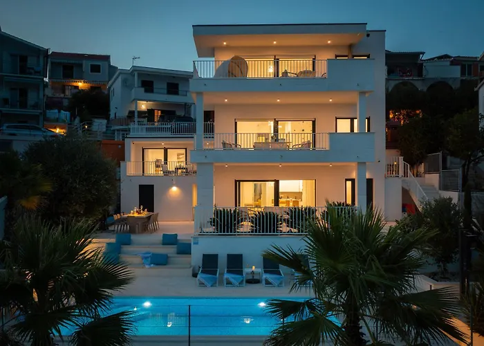 Beachfront Leonardo With Pool