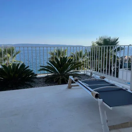Willa Beachfront Leonardo With Pool *
