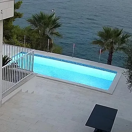 Willa Beachfront Leonardo With Pool *