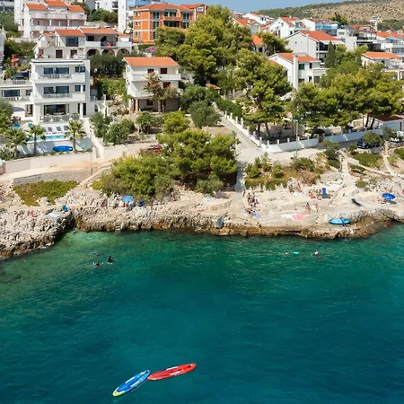 Beachfront Leonardo With Pool Traù