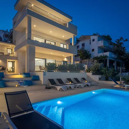 Beachfront Leonardo With Pool